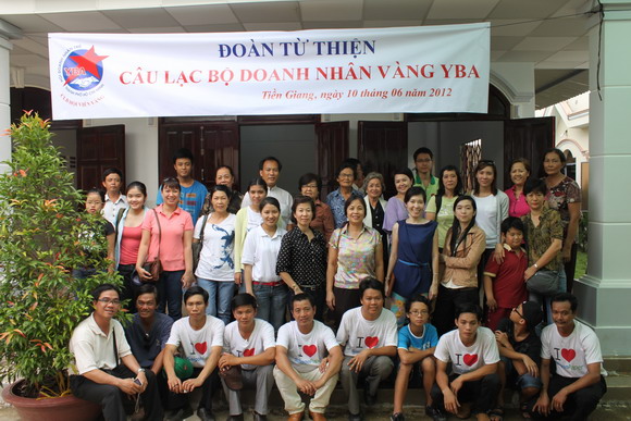 CLB Hội viên Vàng thăm và tặng quà đồng bào vùng sâu vùng xa huyện Cái Bè – Tiền Giang.